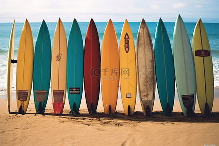 坐在海边背景图片_坐在海边的不同颜色的冲浪板