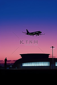 层次的天空背景图片_一架飞机在夜间飞过机场