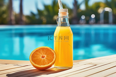 泳池旁的一瓶橙汁