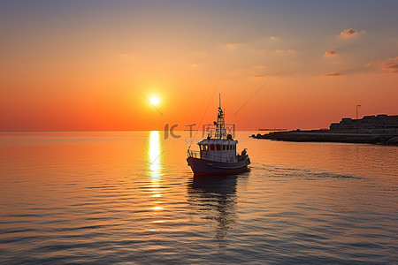 太阳光照射背景图片_阳光照射在一大片水域上，背景是一艘渔船