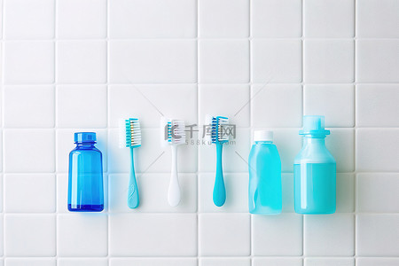 清洁剂背景图片_瓷砖墙上的四把牙刷和一瓶清洁剂