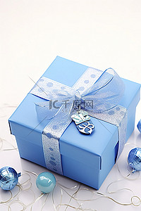 一个蓝色的礼品盒，包装并装饰有礼品标签