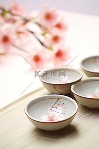 白盘上的三个陶瓷碗