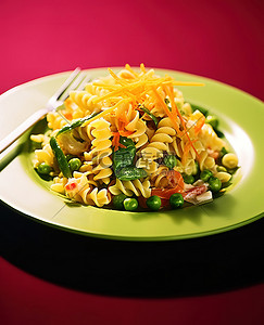 盘子里新鲜绿色蔬菜的意大利面沙拉