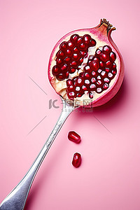 水果生鲜商品背景图片_粉色和蓝色背景的石榴和勺子，带有版税溢价免版税代码 6143088032
