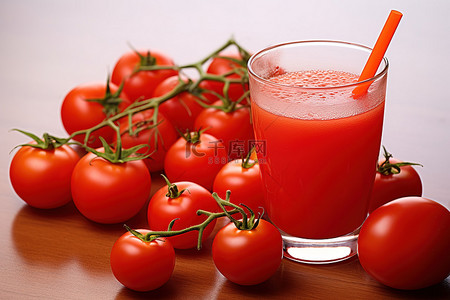 一杯果汁和水果旁边的红番茄