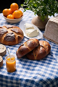 水果橙背景图片_野餐桌上烤的面包和水果