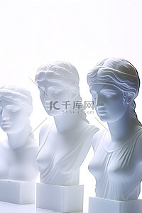 白色表面上的三个雕刻雕像