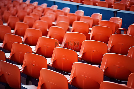 空荡荡的体育场里有一排红色椅子
