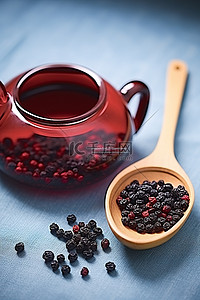 莓茶背景图片_红莓茶和茶壶旁边的木勺