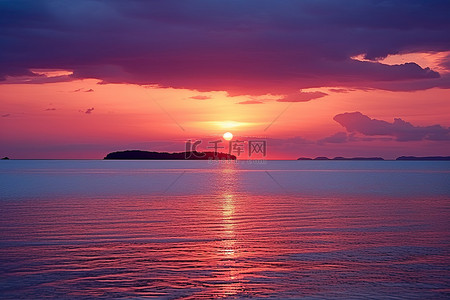 海洋上的日落，太阳落在光岛后面