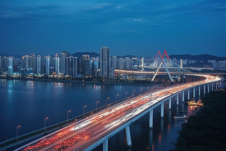 夜间交通在城市桥梁上移动