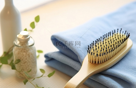 马桶毛刷背景图片_毛巾上放着一把竹毛刷，旁边放着一瓶水和一把额外的牙刷