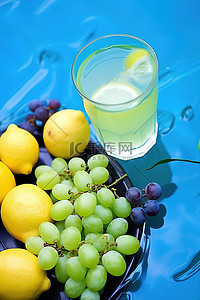 无核白葡萄背景图片_蓝色桌面视图上有葡萄和葡萄的柠檬汁