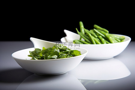 碗里的蔬菜背景图片_白碗里的绿叶蔬菜