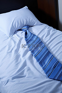 床上挂着一条蓝白相间的领带