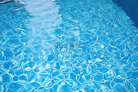 su水面背景图片_蓝色的水池和清澈的水的图像