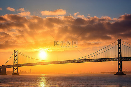 夕阳下的海湾大桥
