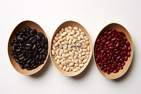 红豆薏仁山药粉背景图片_将四种不同的红豆放在白色表面上