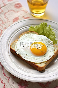 西方背景图片_烤面包片放在盘子上，上面放一个煎鸡蛋