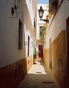 西班牙风背景图片_西班牙老城的狭窄通道，有几盏灯