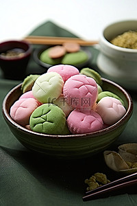 桌上甜点背景图片_桌上碗里放着各种亚洲小吃和甜点