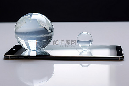 桌面上的 iPhone，屏幕周围有一个地球仪