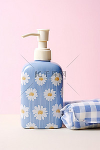 皂皂背景图片_带粉色雏菊的白色和蓝色皂液器