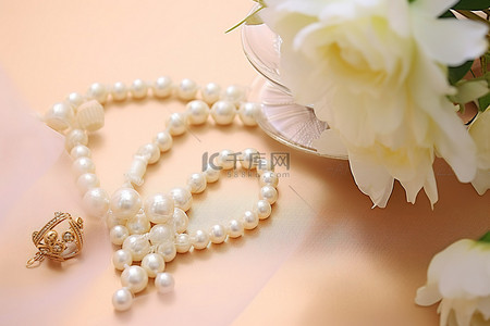 珍珠项链珍珠项链背景图片_珍珠首饰卡珍珠花和珍珠项链