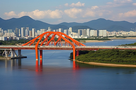 韩国的橙色铁路桥横跨水面城市和山脉