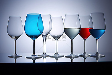 白酒杯背景图片_白酒杯和白色浅蓝色