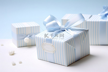 一个白色盒子，上面贴着白色丝带标记的婚礼礼品