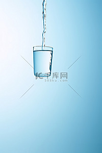 纯净装水背景图片_一个装水的瓶子，下面有一个玻璃杯