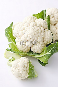 春花椰菜背景图片_白色背景上的花椰菜小花