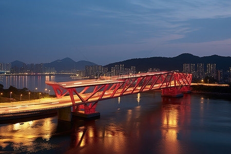 夜间交通繁忙的桥梁横跨水面