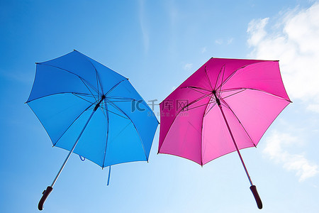 两把伞挂在蓝天上