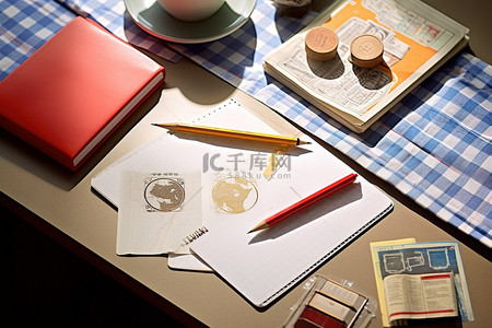 乐观的背景图片_一张小桌子，上面有笔记本钢笔和邮票