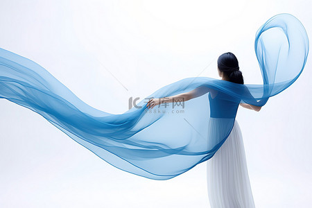 长围巾背景图片_拿着一条蓝色长围巾的女人