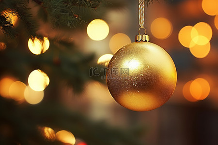 圣诞球挂在树上，周围有金色的灯光