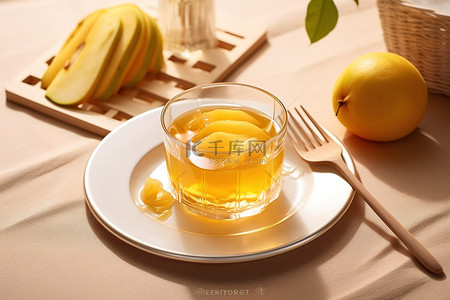 桌子中间有一盘加了芒果片的蜂蜜