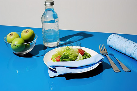 张开双臂得人背景图片_一张开放的桌子，里面有水瓶钳子沙拉和水