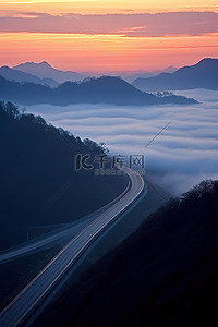 云雾缭绕的高速公路上的日出场景