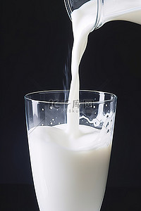 牛奶流入玻璃杯