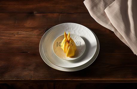 芒果背景图片_装有芒果的盘子放在一张木桌上