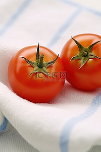 圣女果番茄背景图片_番茄坐在白毛巾上