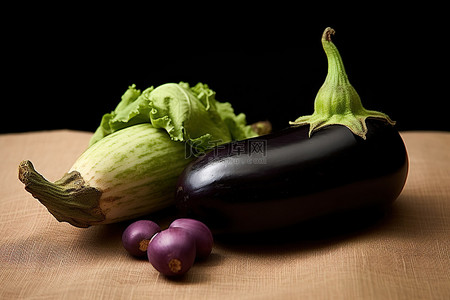 新鲜的茄子背景图片_一个黑茄子配上紫色茄子和一些紫色茄子
