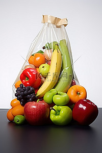 袋子里装有各种水果和蔬菜