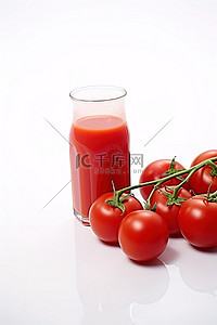 白色背景上的西红柿和果汁