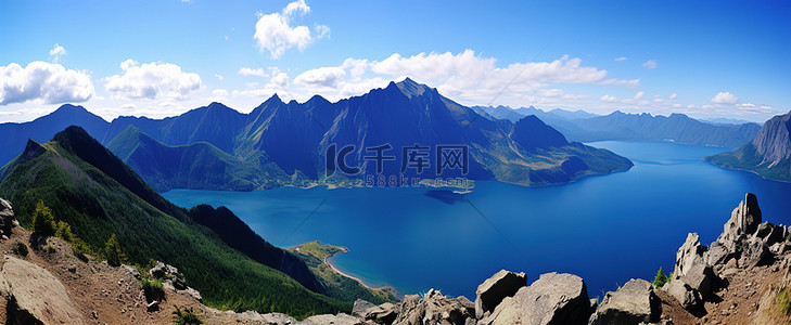 天地盖盒背景图片_从山脊俯瞰天空的一座大山和湖泊