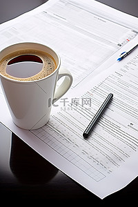 咖啡杯和笔记位于白色表面上